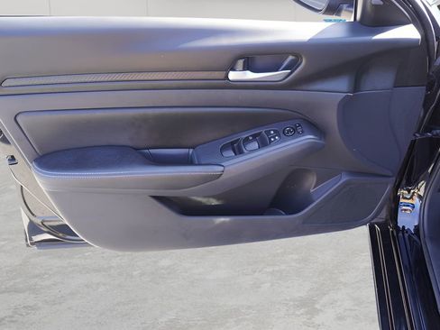 Used 2024 Nissan Altima 2.5 SV FWD image 14