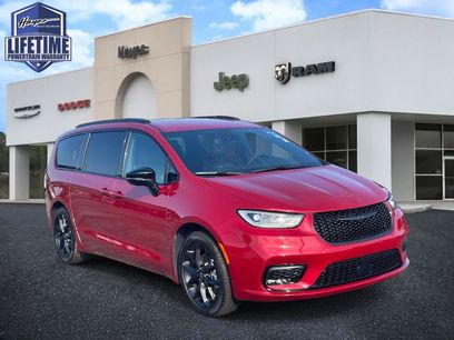 New 2026 Chrysler Pacifica Select w/ S Appearance Package