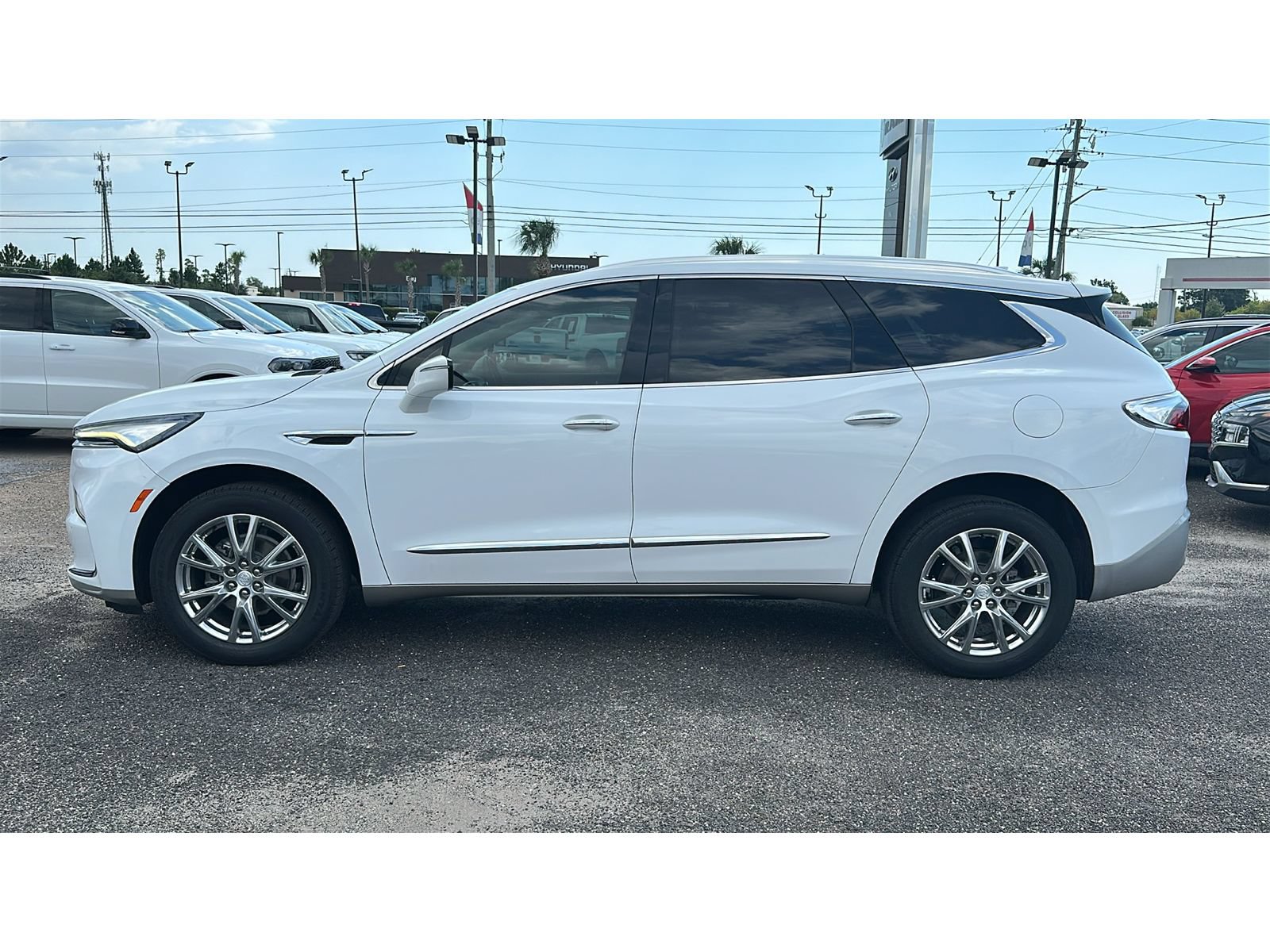 Used 2022 Buick Enclave Essence w/ Experience Buick Package FWD image 3
