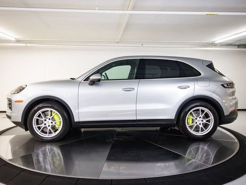 Certified 2025 Porsche Cayenne E-Hybrid AWD/4WD image 2
