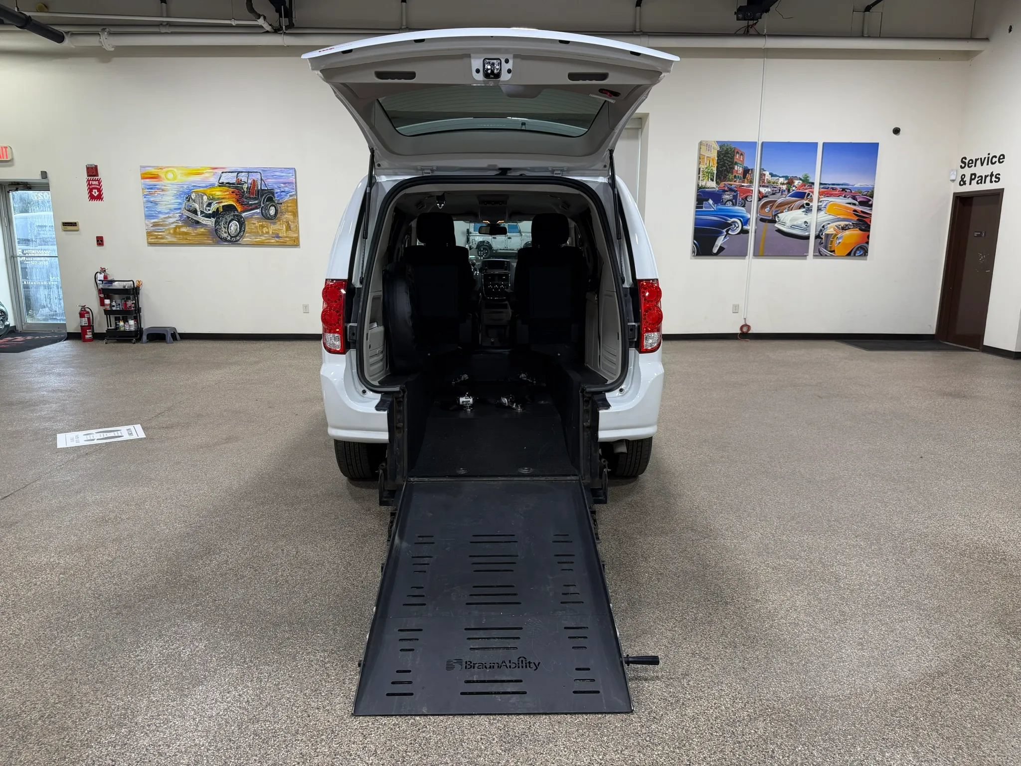 Used 2018 Dodge Grand Caravan SE FWD image 46
