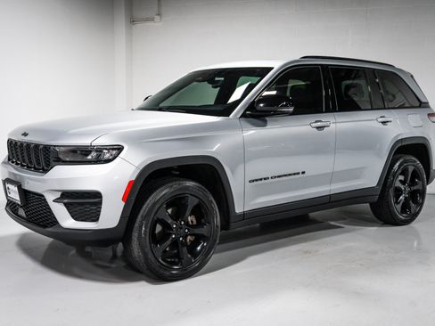 Used 2023 Jeep Grand Cherokee Altitude AWD/4WD image 7