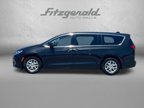 Used 2023 Chrysler Pacifica Touring-L FWD image 5