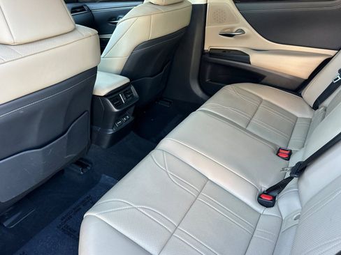 Used 2019 Lexus ES 300h w/ Luxury Package image 13