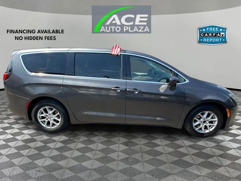 Used 2017 Chrysler Pacifica Touring FWD image 4