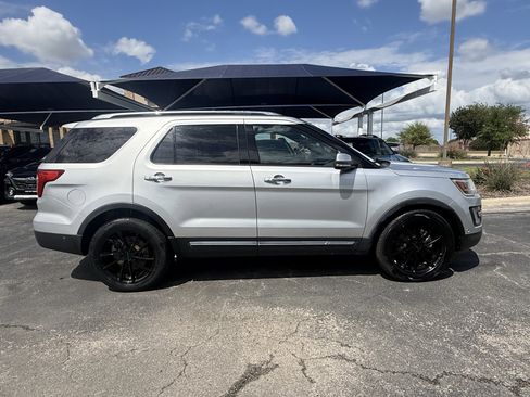 Used 2017 Ford Explorer Limited w/ Equipment Group 301A FWD image 8