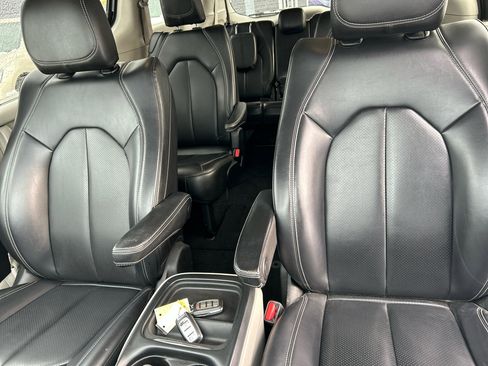 Used 2020 Chrysler Voyager Lxi image 19