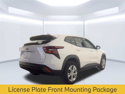 Used 2025 Chevrolet Trax LS FWD image 4