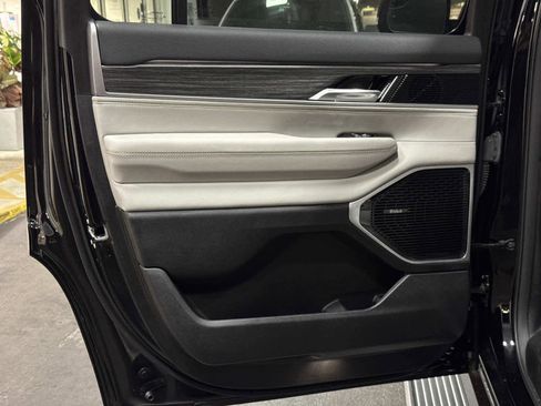 Used 2024 Jeep Wagoneer Series III w/ Premium Group I image 13