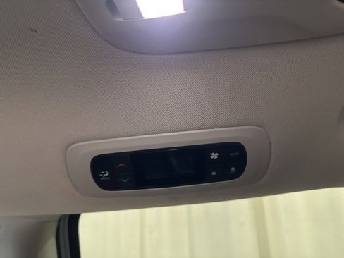 Used 2024 Chrysler Pacifica Touring-L image 32