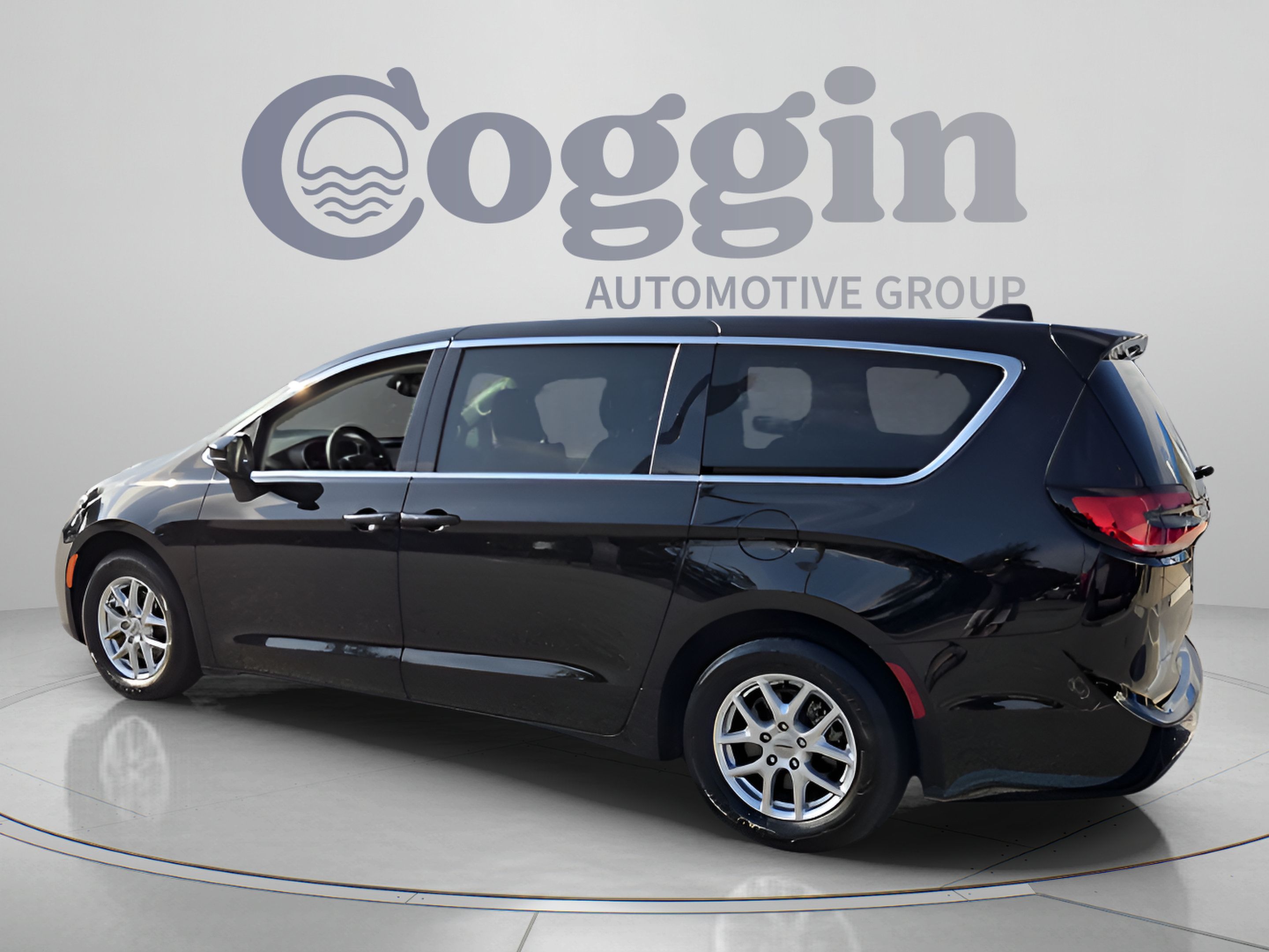 Used 2024 Chrysler Pacifica Touring-L FWD image 3