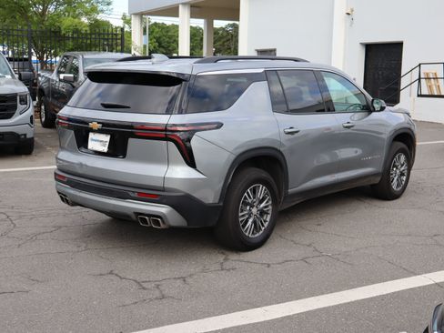 Used 2025 Chevrolet Traverse LT FWD image 22