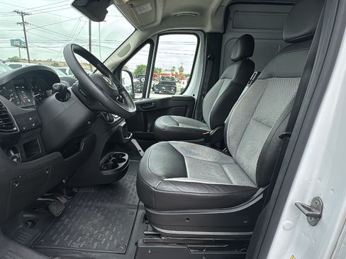 Used 2025 RAM ProMaster 2500 w/ Convenience Group FWD image 9