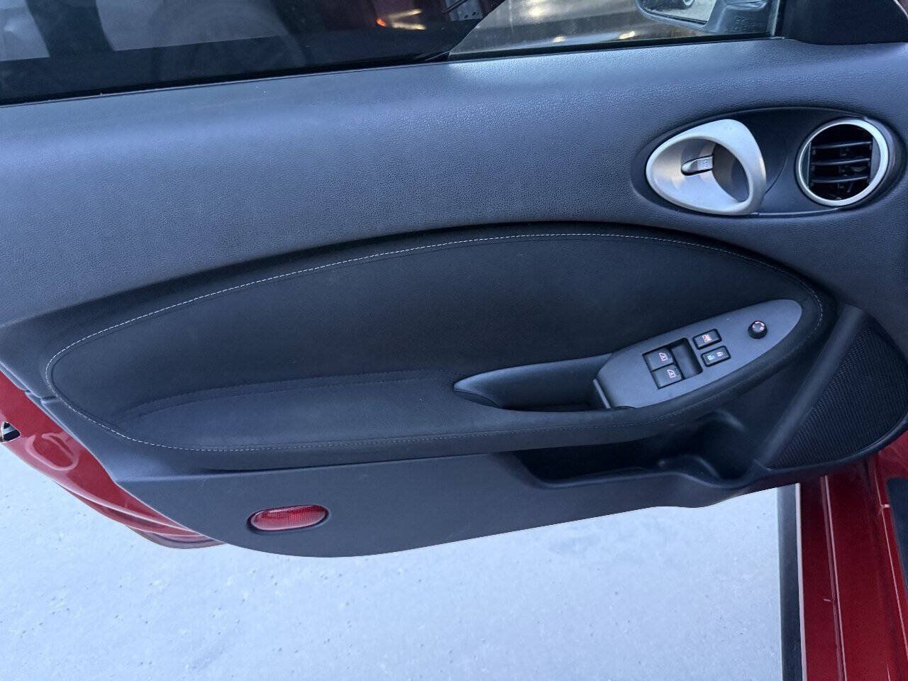 Used 2015 Nissan 370Z Coupe w/ Aerodynamics Package RWD image 9