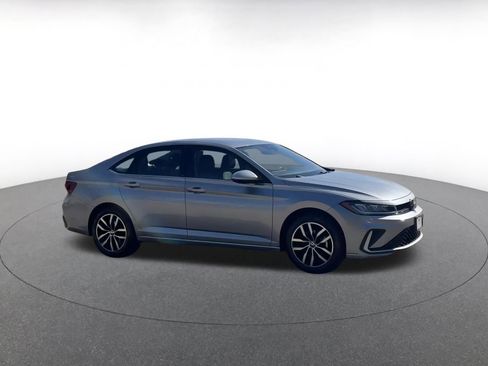 Used 2025 Volkswagen Jetta SE image 2