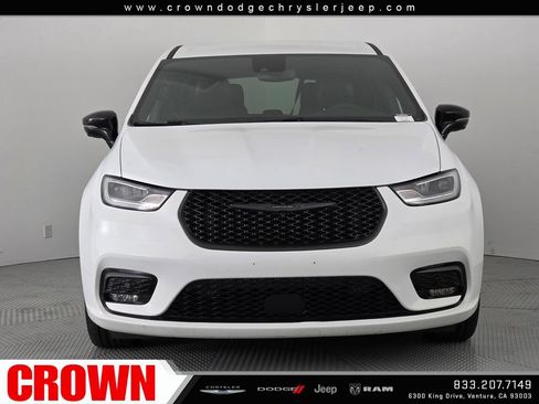 Used 2024 Chrysler Pacifica Limited FWD image 2