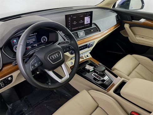 Used 2023 Audi Q5 2.0T Prestige w/ Prestige Package image 9