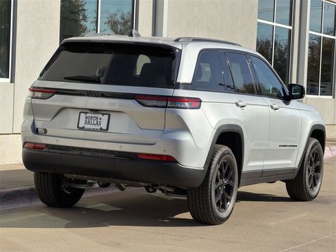 New 2025 Jeep Grand Cherokee Altitude image 5