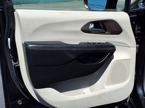 Used 2020 Chrysler Voyager Lxi image 14