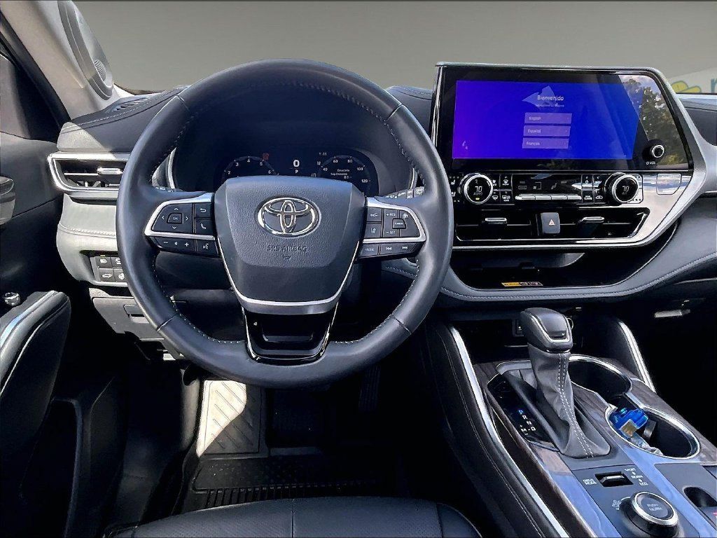 Used 2025 Toyota Highlander Platinum AWD/4WD image 18