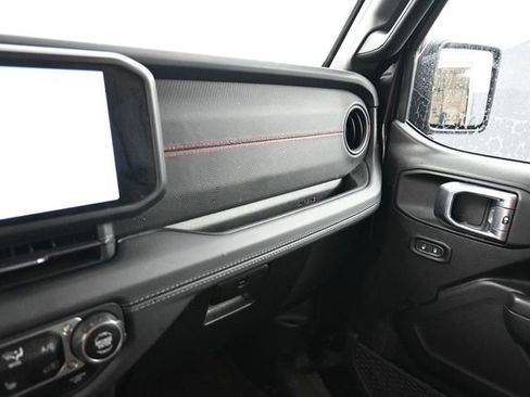 Used 2024 Jeep Gladiator Rubicon w/ Technology Group AWD/4WD image 30