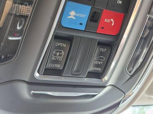 Used 2023 Jeep Grand Cherokee Laredo w/ Luxury Tech Group I AWD/4WD image 18
