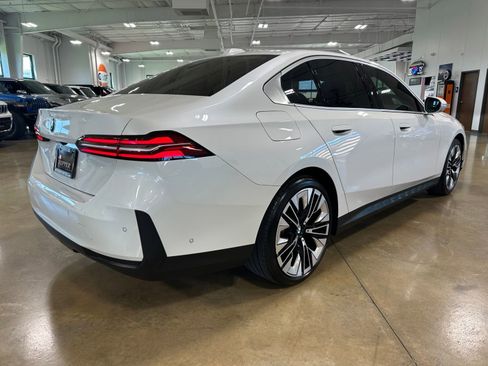 Used 2024 BMW 530i w/ Convenience Package RWD image 8