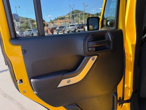 Used 2015 Jeep Wrangler Unlimited Rubicon w/ Connectivity Group AWD/4WD image 18