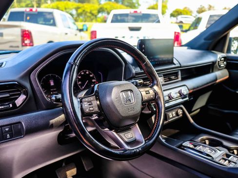 Used 2025 Honda Pilot TrailSport image 19