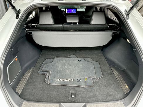 Used 2024 Toyota Venza XLE image 19