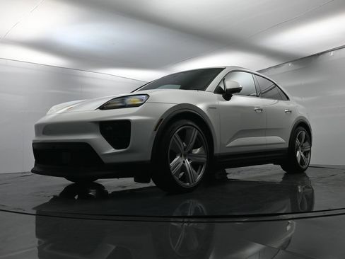 Certified 2025 Porsche Macan 4 Electric image 43