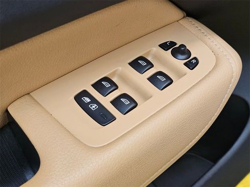 Used 2020 Volvo XC60 T5 Momentum image 24