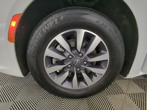 Used 2021 Chrysler Pacifica Touring-L image 16