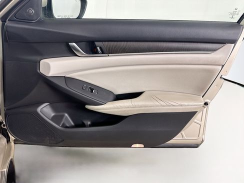 Used 2018 Honda Accord Touring image 32