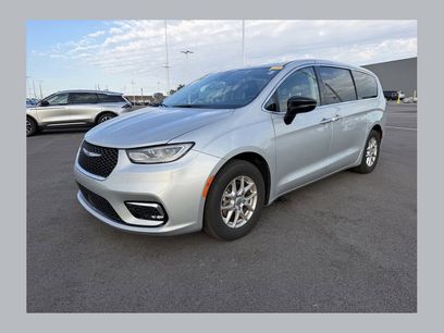 Used 2024 Chrysler Pacifica Touring-L