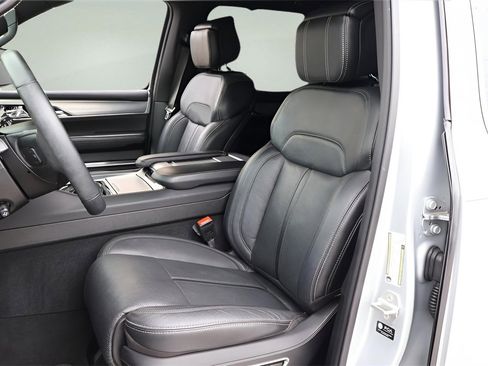 Used 2023 Jeep Grand Wagoneer 4WD image 15