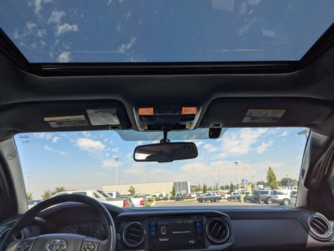 Used 2017 Toyota Tacoma TRD Off-Road AWD/4WD image 28