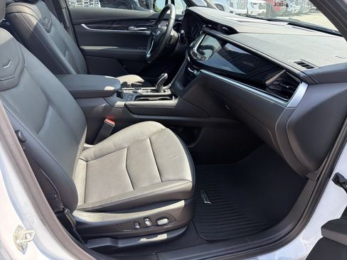 Certified 2025 Cadillac XT6 Premium Luxury FWD image 14