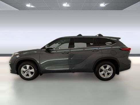 Used 2022 Toyota Highlander LE FWD image 2