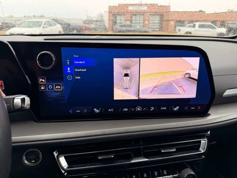 Used 2024 Chevrolet Traverse LT image 16