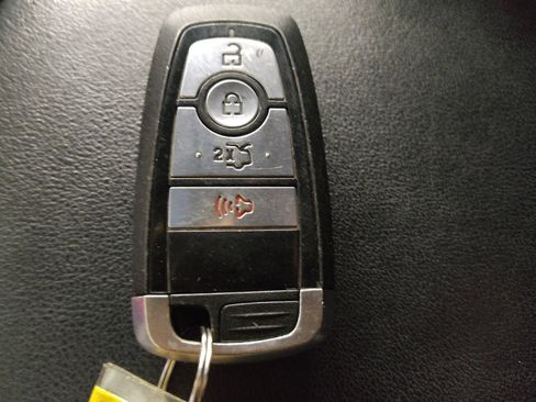 Used 2018 Ford Edge Titanium FWD image 32