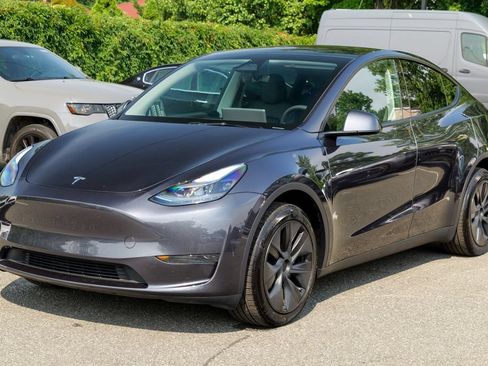 Used 2025 Tesla Model Y Long Range RWD image 3