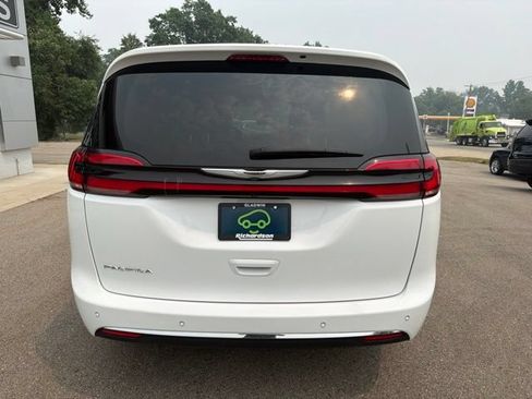 Used 2024 Chrysler Pacifica Touring-L FWD image 4