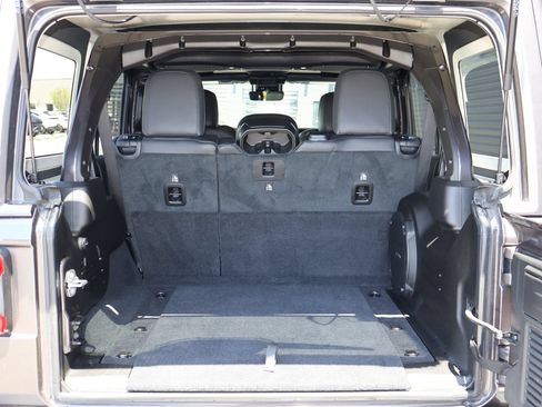 Used 2025 Jeep Wrangler Unlimited Sahara AWD/4WD image 24