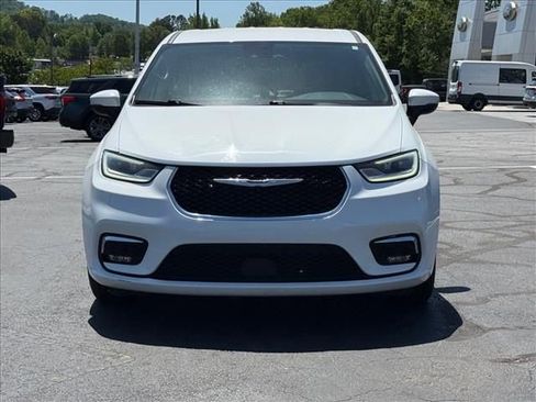 Used 2023 Chrysler Pacifica Touring-L FWD image 9