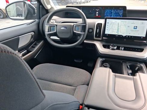 Used 2025 Ford Expedition Active image 8