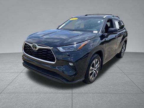 Used 2022 Toyota Highlander XLE FWD image 2