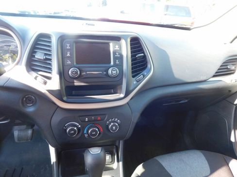 Used 2017 Jeep Cherokee Sport FWD image 8