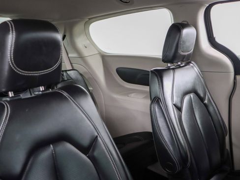 Used 2023 Chrysler Pacifica Touring-L image 28