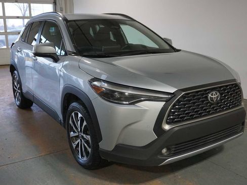 Used 2023 Toyota Corolla Cross XLE image 5